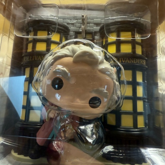 Funko Pop Deluxe Garrick Ollivander with Wand Shop - Picture 10 of 11